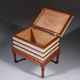 Als een "Victorian Faux Book Trunk" in het Nederlands Schijnboekenkistje  "Geheim Der Natuur" ca 1890 (No.222105)