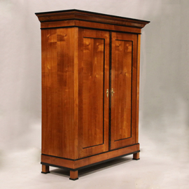 Kersenhouten 2-deurskast met ingelegde sluitlijst en gezwarte profielen ca 1870 (No.211770)