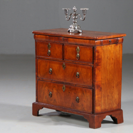 Antieke kasten / Kleine vroeg Georgian commode ca 1750 met kleine zijladen en tirette (No.882445)