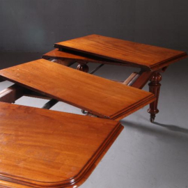 Antieke tafel / Smalle eetkamertafel tot 10 personen ca. 1865 Windout table met slinger en twee inlegbladen. (No.781541)
