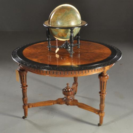 Antieke bijzettafels / Ronde Engelse tafel ca. 1880 in notenhout met zwart gepolitoerde rand. (No.441711)