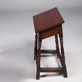 Bijbelstandaard of lezenaar in de vorm van een joint stool 19e eeuws (No.322125)