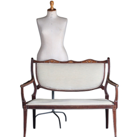 Bijzonder elegant bankje in Hepplewhite ca. 1880 incl. bekleding naar wens.  (No.291301)