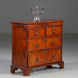 Antieke kasten / Kleine vroeg Georgian commode ca 1750 met kleine zijladen en tirette (No.882445)