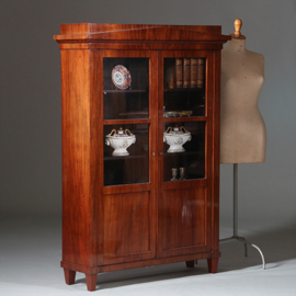 Kleine zeer strakke Biedermeier boekenkast of servieskast ca 1820 donker interieur (No.962610)