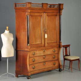 Antieke kast / Hollands Empire of "Hekjeskabinet" ca. 1810  met zwarte zuilen en het oorspronkelijk beslag  (No.301716)