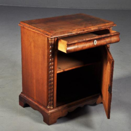 Antieke kast / Biedermeier penantkastje ca. 1840 in mahonie met bloemmahonie spitsboogpanelen (No.101741)