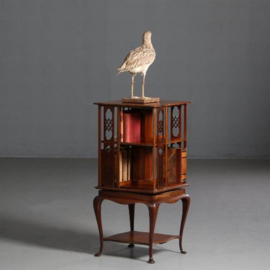 Antieke bijzettafels / Engelse mahonie boekenmolen ca. 1900 op een vierkant vast onderstel (No.610954)