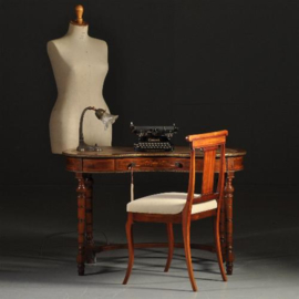 Antieke bureaus / Niervormige schrijftafel met leer ca 1900  ingelegd met bloemmotieven (No.310723)