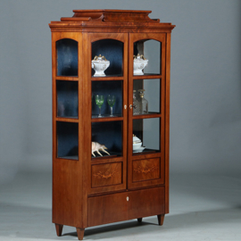 Zeer verfijnde  Vitrine met driezijdig glas en timpaanlade Frankrijk ca 1825 fijn inlegwerk (No.260600)