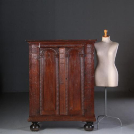 Antieke kast / 17e eeuwse boeren Gelderse tweedeurskast met reconstructies prachtig doorleefde patina (No.671934)
