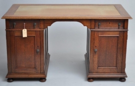 Antieke bureaus / Uit een herenkamer:  bureau + boekenkast. 1910 (No.77108)