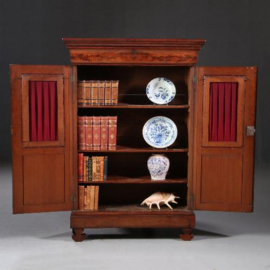 Antieke kasten / Kleine vroeg Biedermeier tweedeurs boekenkast met uitneembare bespanning ca. 1825 (No.782314)