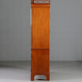 Antieke kast / Zeer strak Louis Seize kabinet ca. 1790  in blond mahonie (No.781550)