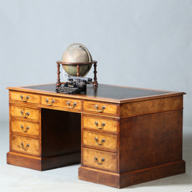Bureau Engeland noten met wortelnoten en zwart leer ca 1910 (No.280340)