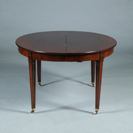 Coulissetafel met een inleg blad maar geschikt voor meedere inlegbladen [No.991910)