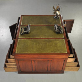 Antieke bureaus / Mahonie partners desk met groen leer 12 laden en 2 geheime laden. (No.341622)