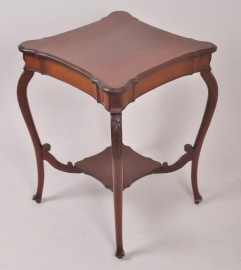 Antieke bijzettafels / vierkanten tafel met geschulpt blad mahonie ca. 1890 (No.86480)