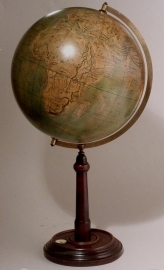 Antieke Wereldbollen /  Aardglobe op gedraaide houten voet, daarin een kompas (No.98292)