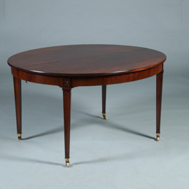 Coulissetafel met een inleg blad maar geschikt voor meedere inlegbladen [No.991910)