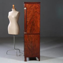 Antieke kasten / Smalle Empire vitrinekast ca 1810 mahonie met bloemmahonie (No.883022)