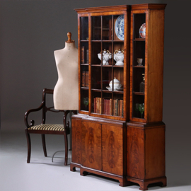 Kleine break front boekenkast / servieskast in de onovertroffen kwaliteit van "Gill & Reigate London" ca 1900 (No.211710)