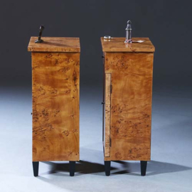 Stel van 2 blonde nachtkastjes zeer strak Biedermeier berkenwortel ca 1825 (No.231630)