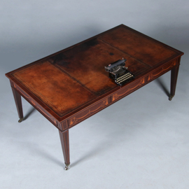 Strakke partnerschrijftafel met zwierig inlegwerk en prachtig doorleefd leer ca 1890 (No.450335)