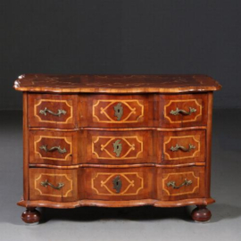 Antieke ladenkast / Rococo commode ca. 1745 orgelgebogen en met rijk inlegwerk (No.781997)