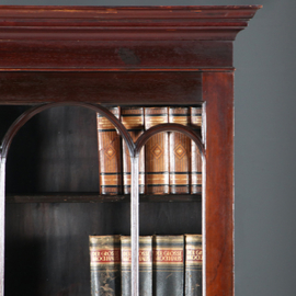 Hoge mahonie boekenkast  ca 1840 met gesloten onderkast met blonde panelen (No.932610)