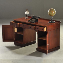 Antieke bureaus / Engels Victorians damesbureau ca. 1870 in mahonie met houten schrijfblad. (No.151233)
