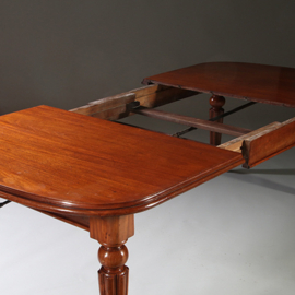 Engelse mahonie wind out table ca 1870 met slinger en twee bladen tot 2,39 m. (No.951430)