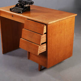 Klein blond vintage bureau met schuine ladenfronten mid century (No.960405)