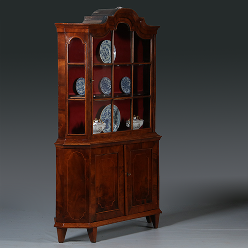 Elegante ondiepe Zilverkast of Porseleinkast wortelnoten ca 1750 rococo (No.300245)