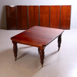 Antieke tafel / Smetteloze notenhouten dubbele Wind out table 4,64 m.lang ca. 1850 met 6 inlegbladen én slinger (No.412031)