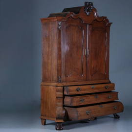 Kolossaal Kabinet  Hollands ca 1760 in warme kleur gepatineerd eikenhout [No.211111)
