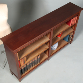 Lage brede open boekenkast in mahonie met zwart lederen biesjes ca 1910 (No.450355)