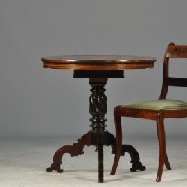 Antieke bijzettafels / Verrassende Engelse tilt top table met fraai klein geheim bureautje en rijk ingelegd blad ca. 1850 (No.640461)