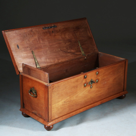 Kleine koloniale kist ca 1800 djatihout met bronzen beslag (No.280310)