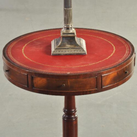 Antieke bijzettafels / Stel van 2 revolving drumtables ca. 1930 met rood leer en elk 3 laden (No.212250)