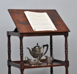 Antieke bijzettafels / Engelse Whatnot / etagere / lezenaar met lade en schuin verstelbare top (No.86552)