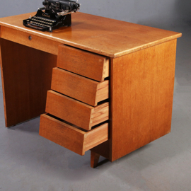 Klein blond vintage bureau met schuine ladenfronten mid century (No.960405)