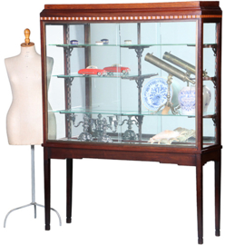 Art Deco vitrinekast in mahonie met contrasterende essenhouten golflijst ca 1915 (No.421025)