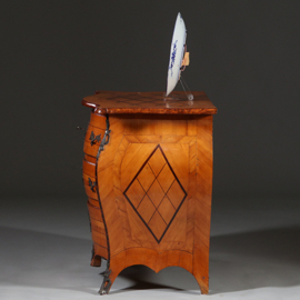 Gebombeerde blonde transition commode ca 1775  ruitvormig ingelegd (No.962665)