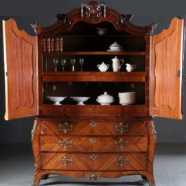 Antieke kast / Hollands rozenhouten gebombeerd transition kabinet ca. 1780 met brons (No.582619)