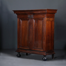 Kleine donker palissander pastoorskast  ca 1700 met cherubijnen (No.422420)