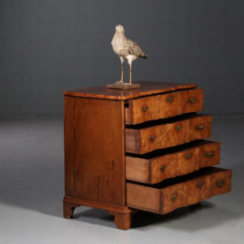 Antieke ladenkast / Barok commode ca. 1740 orgelgebogen in wortelnoten (No.782002)