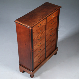 Jaarkast met 1 extra brede lade en 12 maandladen ca 1890 wellington sluitingen (No281405)