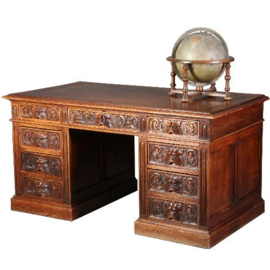 Antieke bureaus / Eikenhouten bureau met 9 faunen op de ladenfronten ca. 1875 (No.560662)