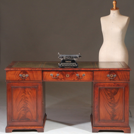 Antiek mahonie bureau met groen leer ca 1865 laden en schuiven (No. 960420)